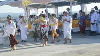 Ritual itu menandai selesainya pengembangan Dermaga Selatan Pelabuhan Benoa sepanjang 300 meter. 