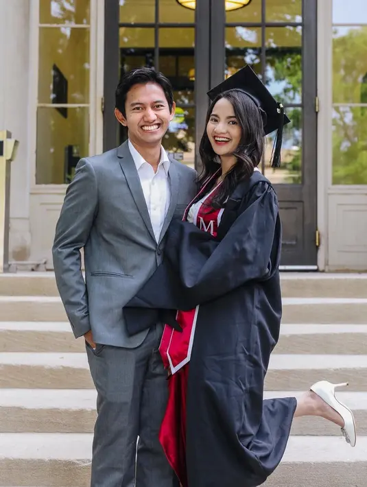 Sabrina mengenakan kebaya modern warna putih lansiran Wiranti Kurnia Bride. [Foto: sabrinaanggraini/belvadevara].