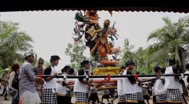 Umat Hindu mengarak Ogoh-ogoh dalam rangkaian upacara keagamaan Taur Agung di Serang, Banten, Jumat (20/3/2015). Upacara tersebut dalam rangka menyambut Hari Raya Nyepi Tahun Baru Saka 1937. (Liputan6.com/Andrian M Tunay)