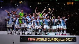 Para pemain Argentina merayakan di atas podium setelah menang atas Prancis pada pertandingan sepak bola final Piala Dunia 2022 di Stadion Lusail, Lusail, Qatar, 18 Desember 2022. Argentina menang 4-2 dalam adu penalti setelah pertandingan berakhir imbang 3 -3. (AP Photo/Petr David Josek)