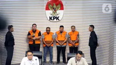 Empat tersangka tindak pidana korupsi terkait pemberian atau janji dan penerimaan hadiah terkait pengurusan dana hibah untuk Kelompok Masyarakat (Pokmas) dari Anggaran Pendapatan dan Belanja Daerah (APBD) Pemerintah Provinsi Jawa Timur Tahun Anggaran (TA) 2019-2022 saat mengikuti rilis penahanan di gedung Merah Putih Komisi Pemberantasan Korupsi (KPK), Jakarta, Kamis (2/10/2025). (Liputan6.com/Helmi Fithriansyah)