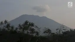 Asap putih dari kawah Gunung Agung terlihat di Karangasem, Bali, Rabu (6/12). Pusat Vulkanologi dan Mitigasi Bencana Geologi meminta masyarakat tidak melakukan aktivitas di Kawasan Rawan Bencana III yang telah ditentukan. (Liputan6.com/Immanuel Antonius)