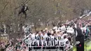 Seorang fans nekat memanjat pohon saat acara parade perayaan juara Newcastle United. (Danny Lawson/PA via AP)