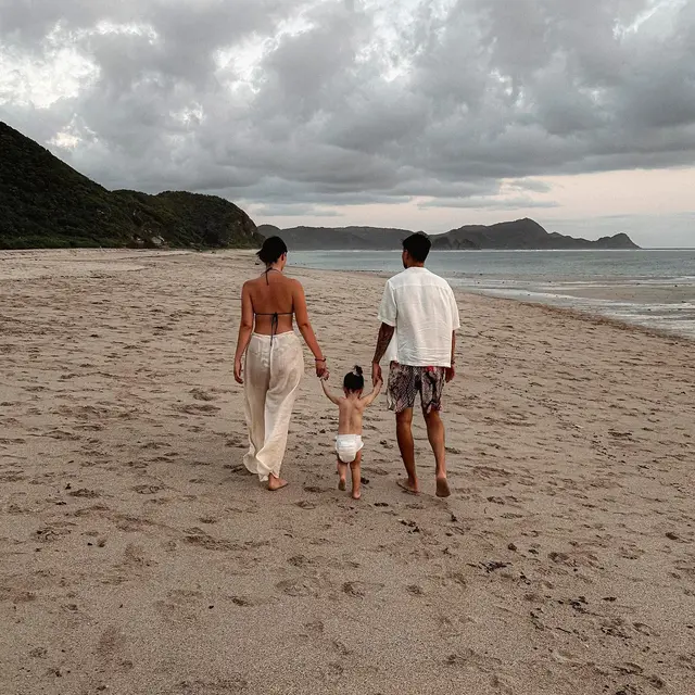 6 Potret Pemain Naturalisasi Timnas Kevin Diks Bareng Istri dan Anak, Dikira Netizen Belum Nikah
