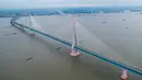 Foto dari udara menunjukkan pemandangan jembatan yang menghubungkan Nantong dan Zhangjiagang di Provinsi Jiangsu, China, Senin (29/6/2020). Jembatan jalan raya dan kereta api kabel pancang tersebut dibuka untuk lalu lintas pada 1 Juli. (Xinhua/Ji Chunpeng)