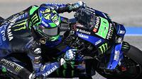 Pembalap Yamaha, Fabio Quartararo pad ates pramusim MotoGP Thailand di Sirkuit Buriram. (MANAN VATSYAYANA / AFP)