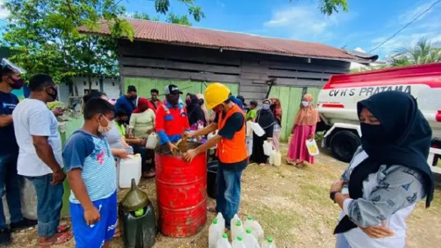 Operasi pasar kelangkaan minyak tanah di Kota Tual, Maluku (Foto: Ist)