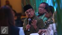 Presiden RI ketiga, BJ Habibie memberikan penjelasan saat peresmian nama gedung Bappenas, Jakarta, (23/9). Nama tersebut di ambil dari mendiang Prof. Dr. Widjojo Nitisastro yang berperan dalam pembangunan Indonesia 1927-2012 . (Liputan6.com/Angga Yuniar)