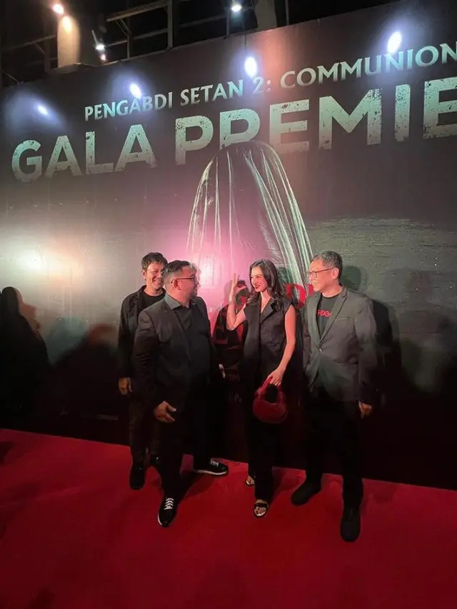 7 Tampilan Dramatis Raline Shah dengan Setelan Hitam dan Lipstik Merah Menyala di Gala Premiere Pengabdi Setan, Curi Perhatian