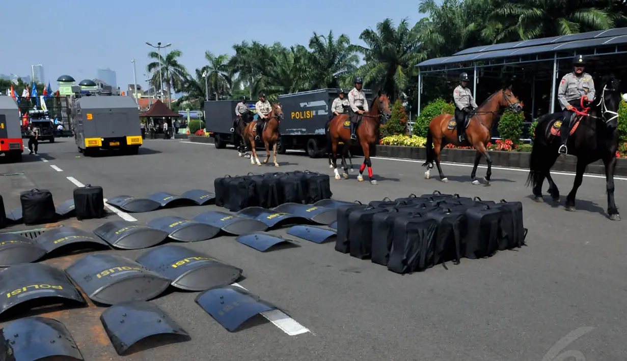 Puluhan tameng dan tas personel kepolisian terlihat diletakkan di sekitar gedung DPR, Jakarta, (25/9/14). (Liputan6.com/Johan Tallo)
