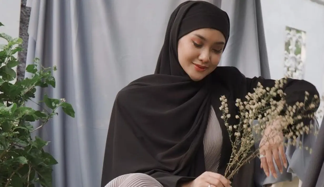 <p>Penampilan Cita Citata dengan hijab simpelnya ini pun bisa dijadikan inspirasi. Dirinya juga lebih sering tampil dengan hijab pasmina instan yang mudah digunakan. (Liputan6.com/IG/@cita_citata)</p>