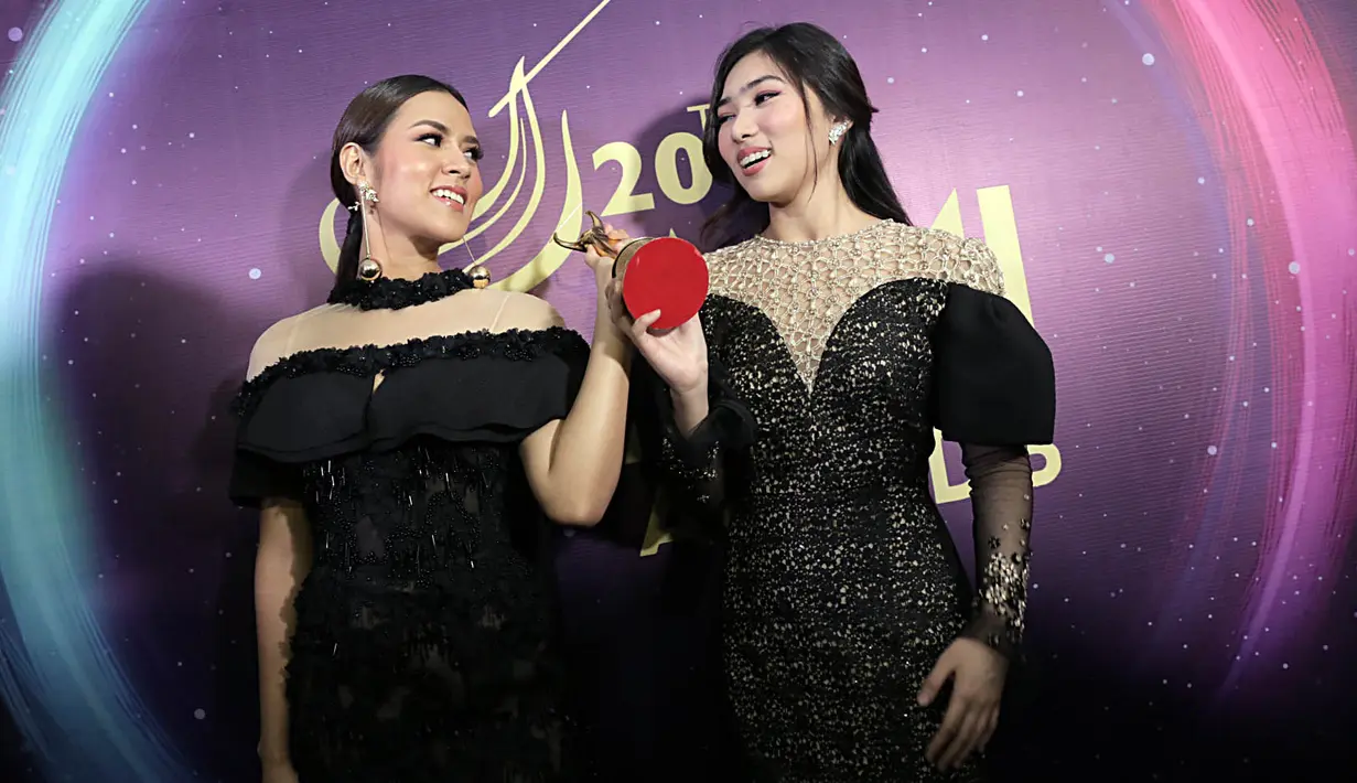 "Tadi agak lucu karena tadi kita lagi ganti baju, make up abis perform, tiba-tiba diteriakin menang. Dan kita berdua lari dari belakang hehehe. Alhamdulillah sempet nerima piala dan karya diapresiasi," ujar Raisa. (Deki Prayoga/Bintang.com)