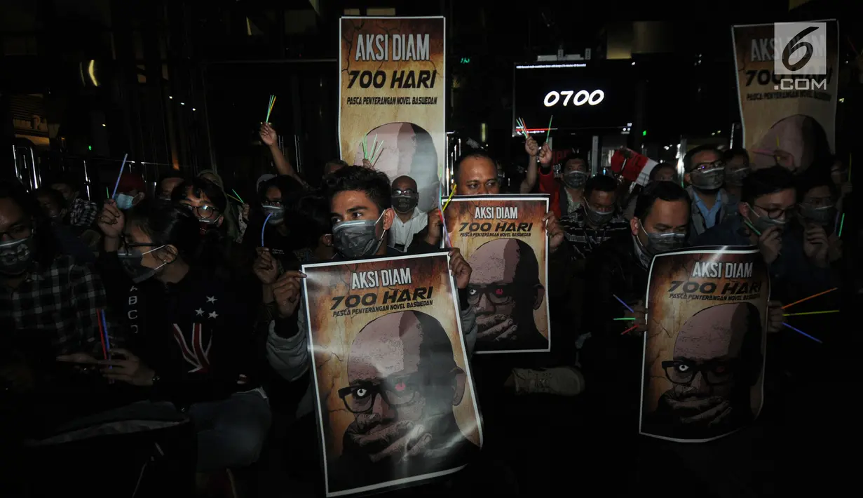 Koalisi Masyarakat Sipil Anti Korupsi bersama Wadah Pegawai melakukan aksi tutup mulut di Gedung KPK, Jakarta, Selasa (12/3). Mereka memperingati peringatan ke-700 hari penyerangan terhadap penyidik senior KPK Novel Baswedan. (merdeka.com/Dwi Narwoko)