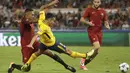 Aksi pemain AS Roma, Gregoire Defrel (kiri) menghalau bola dari kejaran pemain Atletico Madrid, Angel Correa pada laga grup C Liga Champions di Olympic stadium, Rome (12/9/2017). AS ROma bermain imbang 0-0 dengan Atletico. (AP/Alessandra Tarantino)