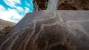 Lukisan hewan llama terpampang di dinding batu cadas Gua Taira Calama, Chile, Minggu (21/7). Konservasionis yang bekerja di Gurun Atacama Chile berusaha mengembangkan pariwisata di wilayah tersebut. (Martin Bernetti/AFP)