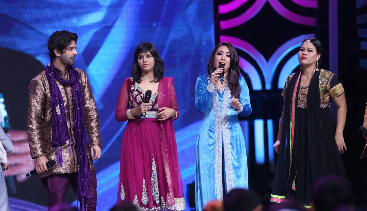 Teriakan histeris para penonton yang memadati Studio 5 Emtek City langsung pecah. Ratusan para penonton pun tak tertahan menyaksikan dua aktor asal India tersebut diatas panggung. (Nurwahyunan/Bintang.com)