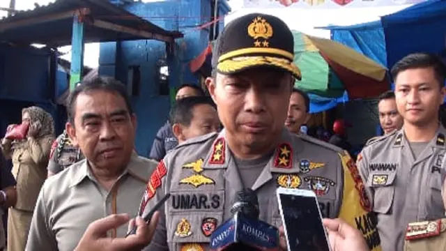 Kapolda Sulsel Irjen Pol Umar Septono sidak pasar tradisional jelang perayaan Natal (Liputan6.com/ Eka Hakim)