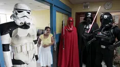 Sejumlah orang berpakaian karakter Star Wars berfoto bersama dengan pasien saat acara amal yang diselenggarakan oleh El Salvador Star Wars fan club di Rumah Sakit Benjamin Bloom Anak Nasional di San Salvador, El Salvador (14/12). (REUTERS/Jose Cabezas)