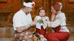 Bahkan, tak sedikit pula yang merasa gemas dengan penampilan baby Xarena. Pasalnya, putri pertama Siti Badriah dan Krisjiana ini terlihat begitu menggemaskan dengan baju adat Bali. (Liputan6.com/IG/@sitibadriahh)