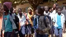 Sejumlah murid usai menghadiri kelas di sekolah dasar di Pikine, Dakar, (30/1). Beberapa kepala negara, termasuk presiden Prancis dan Presiden Senegal mensponsori pertemuan tersebut. (AFP Photo/Seyllou)