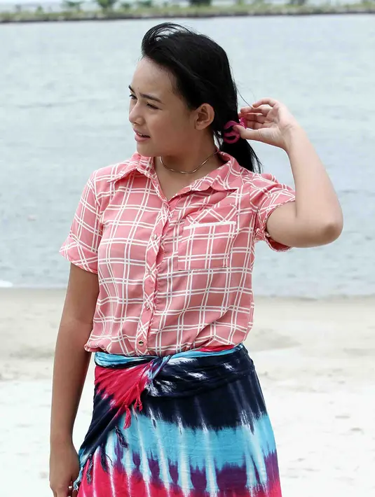 "Karena berjemur seminggu di Pulau Seribu, seminggu di sana jadi hitam. Set-nya real karena belum tayang jadi maunya bikin lokasi syuting yang riil. Kalau mau ke laut ya ke Pulau Seribu," ujar Amanda Manopo beberapa waktu lalu. (Deki Prayoga/Bintang.com)