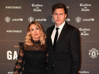 Maja Nilsson bersama suaminya yang juga Bek Manchester United, Victor Lindelof berpose di karpet merah saat mereka tiba untuk menghadiri "United for UNICEF Gala Dinner" di Old Trafford di Manchester, barat laut Inggris, pada 15 November 2017. Maja Nilsson dinobatkan sebagai WAGs (istri dan pacar pemain) terseksi di Premier League musim ini. (AFP/Paul Ellis)