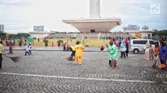Petugas kebersihan membersihkan sisa sampah usai perayaan Tahun Baru 2019 di Monas, Jakarta, Selasa (1/1). Total sampah di DKI Jakarta saat perayaan Tahun Baru 2019 berkurang dari tahun lalu. (Liputan6.com/Faizal Fanani)