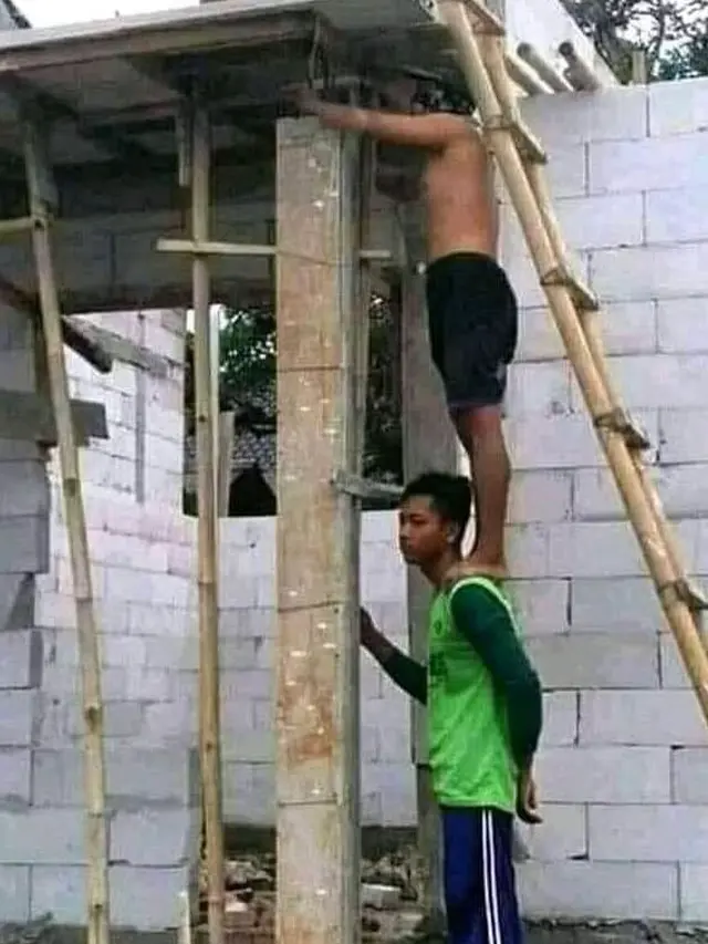 6 Potret Orang Kerja Sama Pakai Tangga Ini Bikin Deg-degan Lihatnya