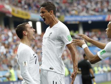 Para pemain Prancis merayakan gol yang dicetak Raphael Varane ke gawang Uruguay pada laga perempat final Piala Dunia di Stadion Nizhny Novgorod, Nizhny Novgorod, Jumat (6/7/2018). Prancis menang 2-0 atas Uruguay. (AP/Petr David Josek)
