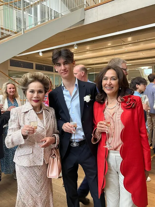 Potret Kartika Sari Dewi hadiri wisuda anak bersama Ratna Sari Dewi Soekarno (Sumber: Instagram/@kartikasoekarnofoundation)