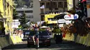 Pebalap tim Ineos Grenadiers, Thomas Pidcock melakukan selebrasi saat melintasi garis finis pada Stage 12 Tour de France 2022 yang menempuh rute sepanjang 165,1 km dari Briancon hingga L'Alpe-d'Huez, di Pegunungan Alpen, Prancis, Jumat (14/07/2022). (AFP/Marco Bertorello)
