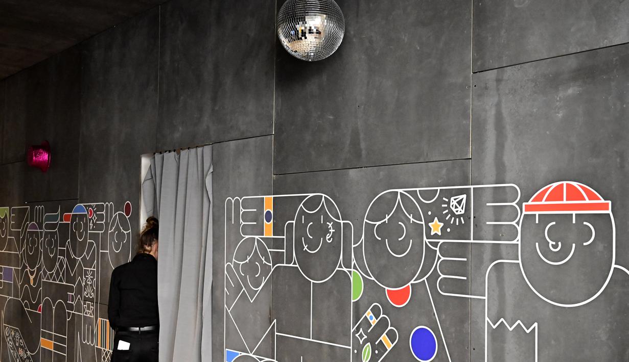 Seorang karyawan terlihat pada hari pembukaan kantor baru raksasa mesin pencari internet, Google, di Berlin, Selasa (22/1). Google kembali membuka kantor cabang yang baru di ibu kota Jerman tersebut. (Photo by Tobias SCHWARZ / AFP)