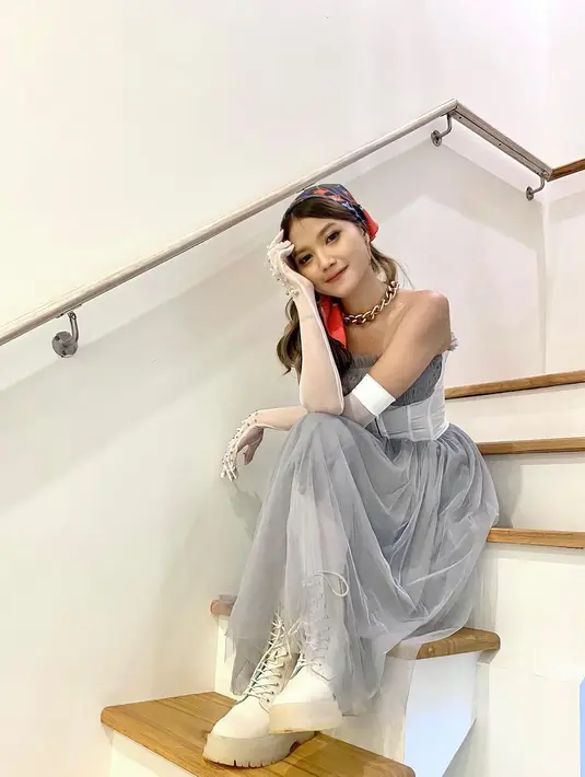 Rupanya gaya dengan sarung tangan dan halter, kerap diunggah Mirriam Eka di Instagram. Bisa jadi tips bagi kamu yang sedang mencari model gaun pengantin, scroll-scroll lagi outfit favorit untuk diaplikasikan pada gaun pernikahan. [@mariaeka_]