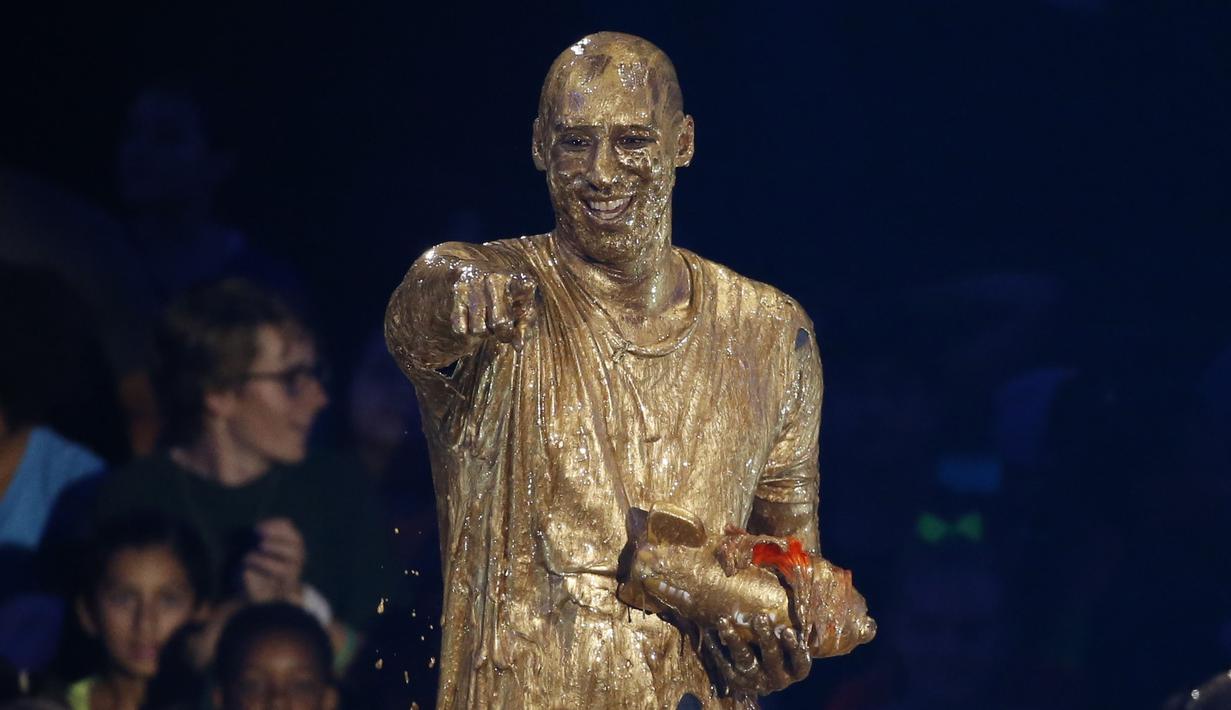 Kobe Bryant antusias dan terlihat senang usai disemprot cairan emas pada acara Kids Choice Sport 2016 di Los Angeles, California, (14/7/2016). (REUTERS/Mario Anzuoni)