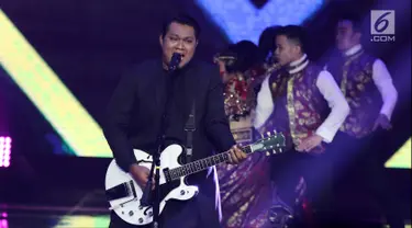 Penampilan penyanyi Virgoun saat bernyanyi dalam acara IBOMA 2018 di STUDIO 6 EMTEK CITY, Jakarta, Jumat (23/3). Penampilan Virgoun memukau penonton. (Liputan6.com/Herman Zakharia)