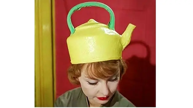6 Topi Absurd Milik Bule Ini Bikin Tepuk Jidat, Absurd Banget