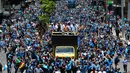 Pemain dan suporter Gremio merayakan keberhasilan meraih juara Copa Libertadores dengan pawai di Porto Alegre, Brasil, Kamis (30/11/2017). Gremio menjadi juara Copa Libertadores setelah mengalahkan Lanus dengan skor agregat 3-1. (AFP/Itamar Aguiar)