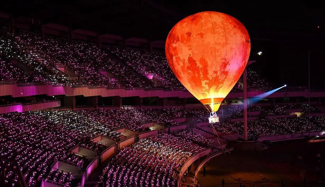 Dalam konsernya, IU bernyanyi di balon udara berwarna jingga. Special stage ini begitu cantik hingga jadi trending topic kala itu. (Foto: Instagram/ dlwlrma)
