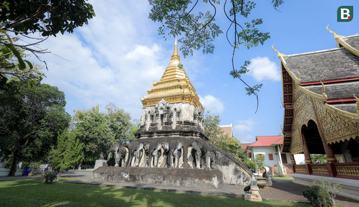 Bola.com menyempatkan diri untuk berkeliling Kota Tua Chiang Mai saat meliput SEA Games 2025 di Thailand, Selasa (09/12/2025). Salah satu destinasinya yaitu menjumpai kuil tertua di Chiang Mai, yaitu Wat Chiang Man. Pertama kali memasuki kompleks Wat Chiang Man, suasana sakral dan tenang begitu terasa mendalam. (Bola.com/Bagaskara Lazuardi)