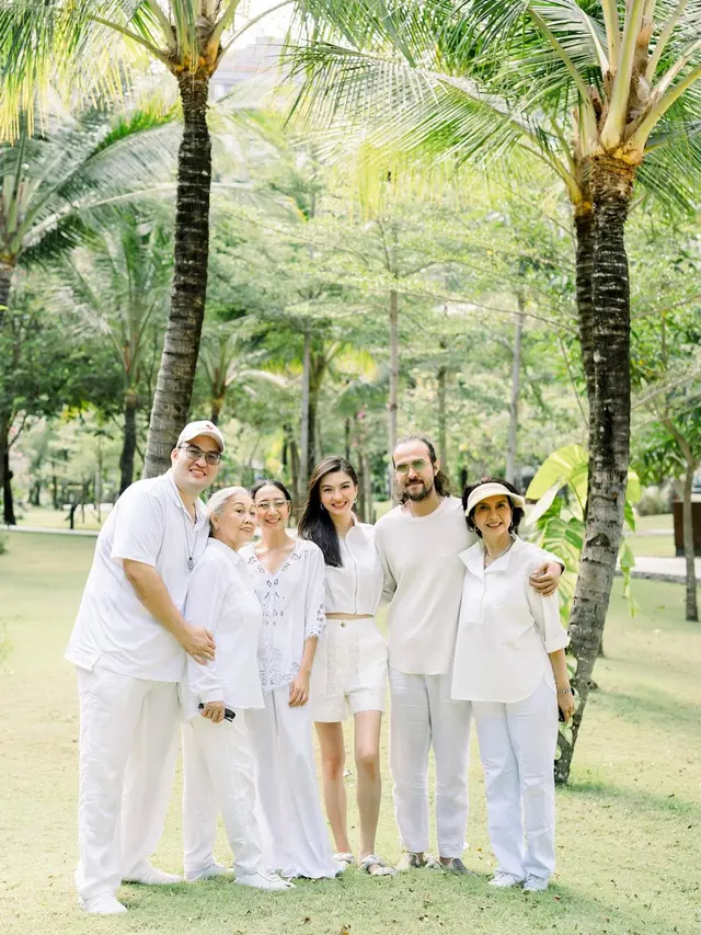 Tampil Kompak, Ini 7 Pemotretan Keluarga Raline Shah Bareng Ibu dan Nenek yang Elegan