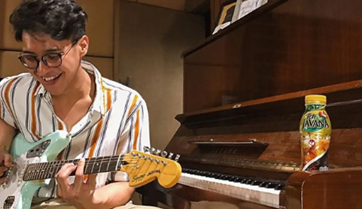 Tidak hanya pandai bernyanyi, Ardhioto juga pandai memainkan alat musik seperti piano, gitar, dan drum. (Liputan6.com/IG/ardhitopramono)