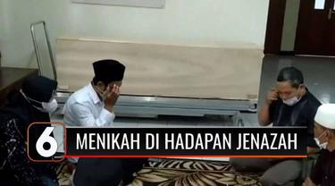 Sepasang pengantin di Banjar, Jawa Barat, terpaksa menikah di hadapan peti jenazah sang ibu yang meninggal akibat Covid-19. Akad nikah berlangsung di ruang pemulasaraan jenazah dengan mendatangkan penghulu ke rumah sakit.
