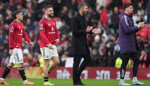 Pelatih Manchester United, Michael Carrick, berjalan keluar lapangan setelah pertandingan Liga Inggris antara Manchester United dan Tottenham di Manchester, Inggris, Sabtu, 7 Februari 2026. (AP Photo/Jon Super)