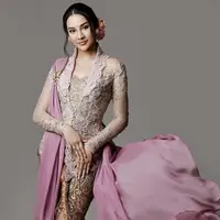 Anya mengenakan kebaya model kutu baru modern yang dirancang oleh desainer ternama Anne Avantie. Kebaya tersebut dipadukan dengan selendang pink di satu sisi tangannya, bros pun menjadi pelengkap penampilannya. Instagram @anyageraldine