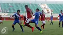 Pesepakbola Timnas U-19  Muhammad Dimas Drajat (tengah) dibayangi dua pemain Filipina U-19 pada International Friendly Match di Stadion Maguwoharjo, Sleman, Jumat (19/8). Indonesia menang dengan skor 3-1. (Liputan6.com/Boy Harjanto)