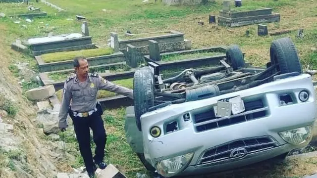 Mobil Ini Terprosok ke Pemakaman di Tanah Kusir
