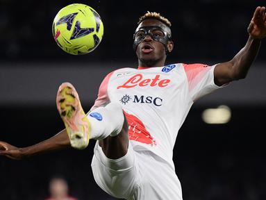 Di balik penampilan gemilang Napoli di musim 2022/2023 yang hingga kini memimpin klasemen sementara Liga Italia dengan meninggalkan para tim unggulan lainnya, terselip nama Victor Osimhen yang menjadi aktor utama dengan ketajamnnya. Hingga pekan ke-22 ia memimpin sendirian di puncak top skor ddengan 17 gol. Tak mengherankan kini ia menjadi pemain Afrika dengan nilai pasar termahal di Serie A Liga Italia musim ini. Berikut daftar lengkap 5 pemain Afrika dengan nilai pasar termahal di Serie A Liga Italia musim 2022/2023. (AFP/Filippo Monteforte)