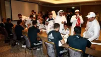 Skuad Real Madrid langsung menjalani sesi temu penggemar setelah tiba di Abu Dhabi untuk mengikuti Piala Dunia Antarklub 2018, Senin (17/12/2018). (dok. Real Madrid)