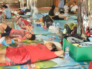 Warga korban banjir di wilayah Cipinang Melayu mengungsi ke Masjid Universitas Borobudur, Jakarta Timur, Senin (20/2). (Liputan6.com/Yoppy Renato)