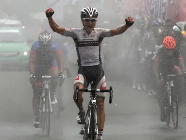 Ekspresi pebalap Bridgestone Anchor Cycling Team Jepang, Sho Hatsuyama sesaat setelah finis pertama di Etape 9 Tour de Singkarak 2015 dari Padang Panjang menuju Padang, Sumatra Barat, Minggu (4/10/2015). (Bola.com/Arief Bagus)